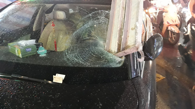 Giàn giáo đổ sập, đè bẹp 2 ô tô, nhiều người thoát chết trong gang tấc